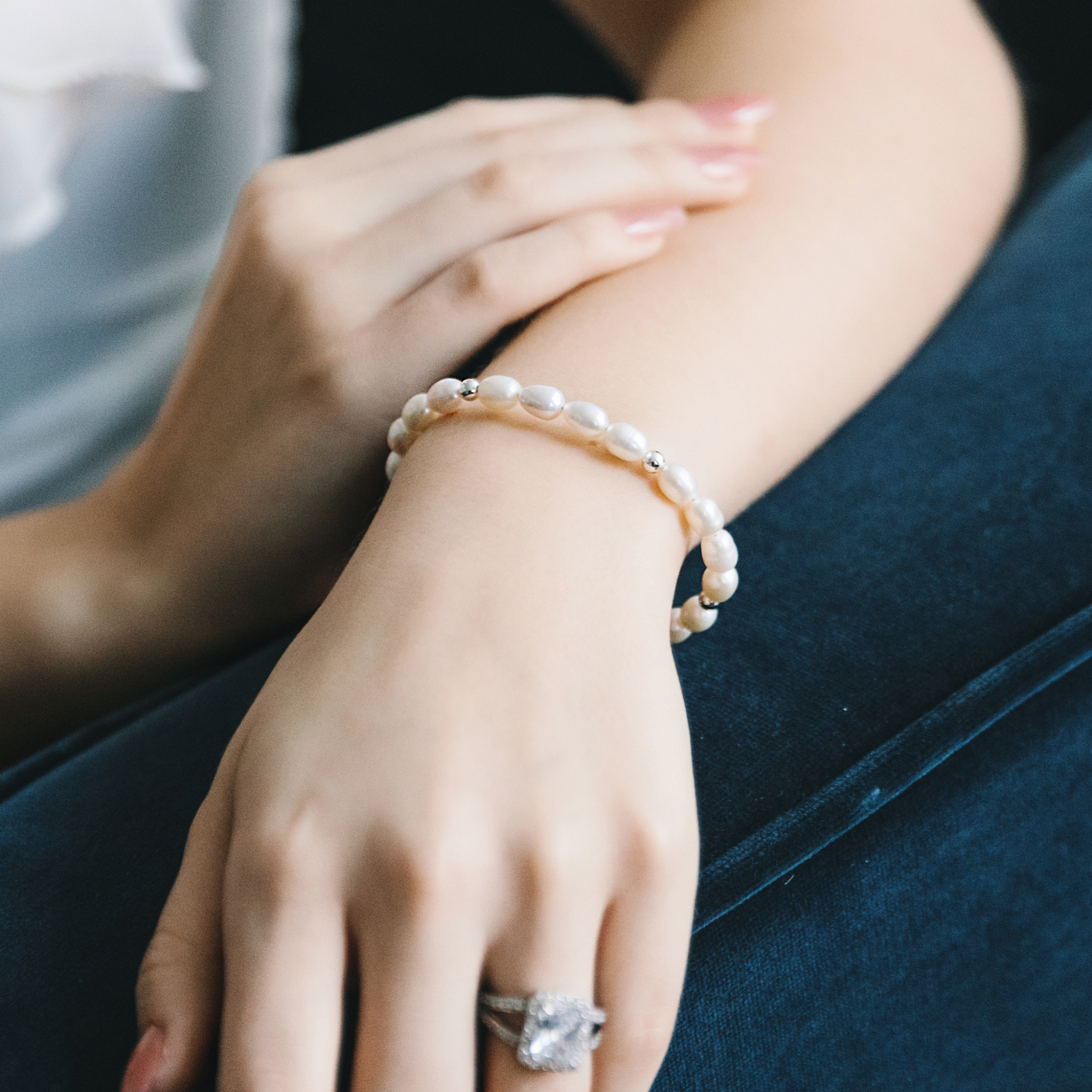 Freshwater pearl adjustable bracelet in gold and silver