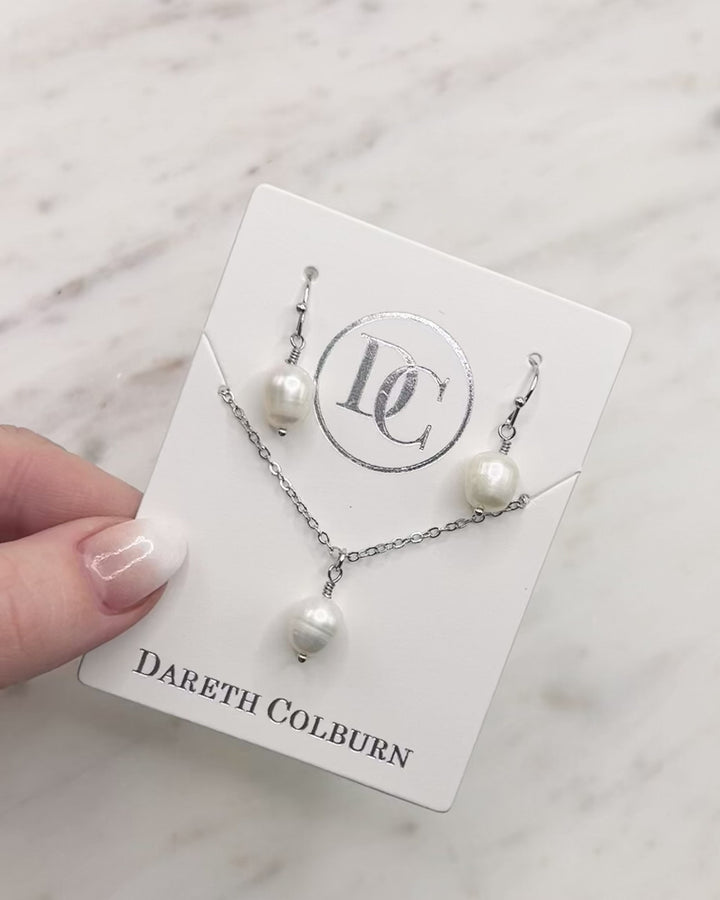 Simple Pearl Pendant Set