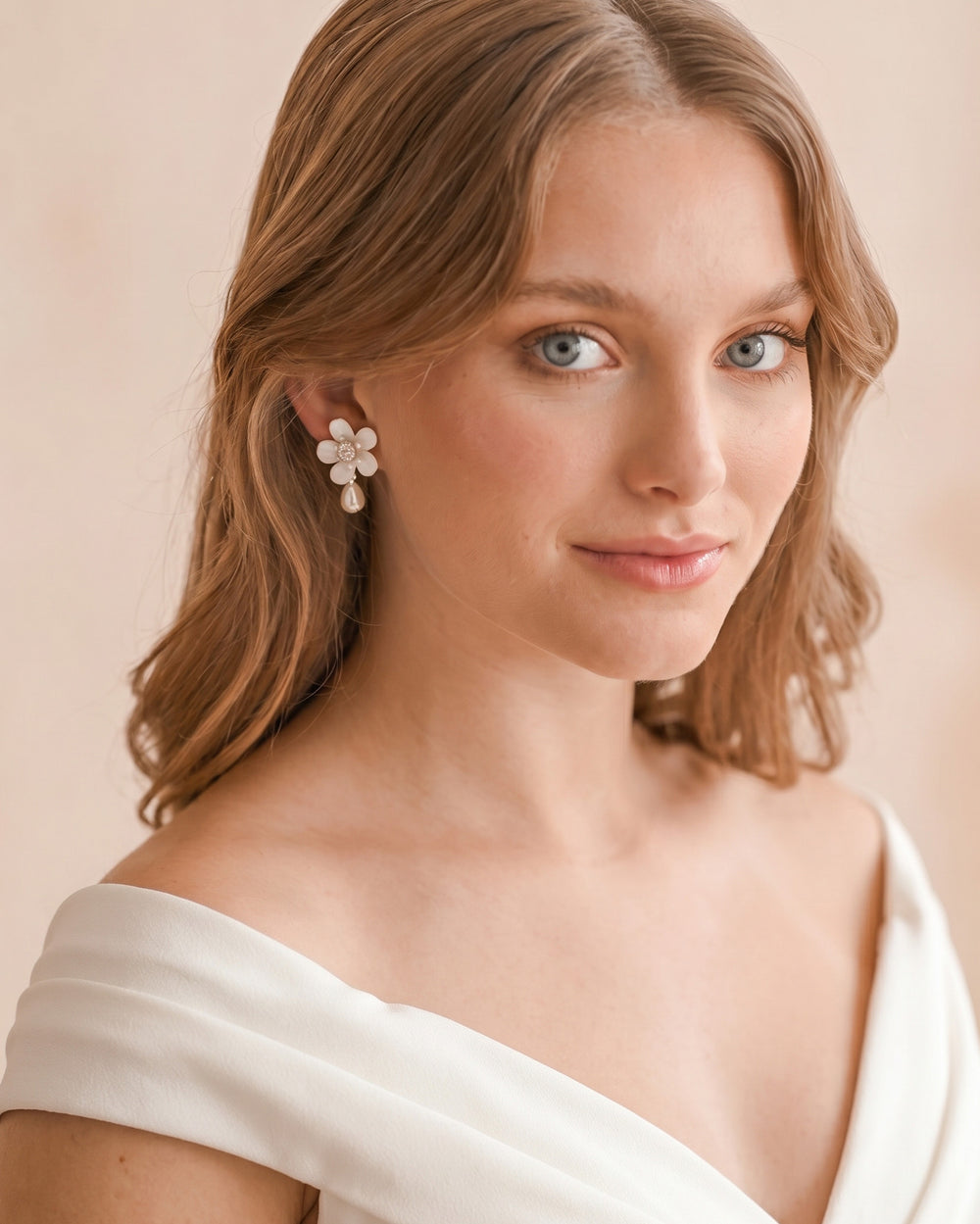 Ivory flower and pearl details on the Poppy earrings for a garden wedding look