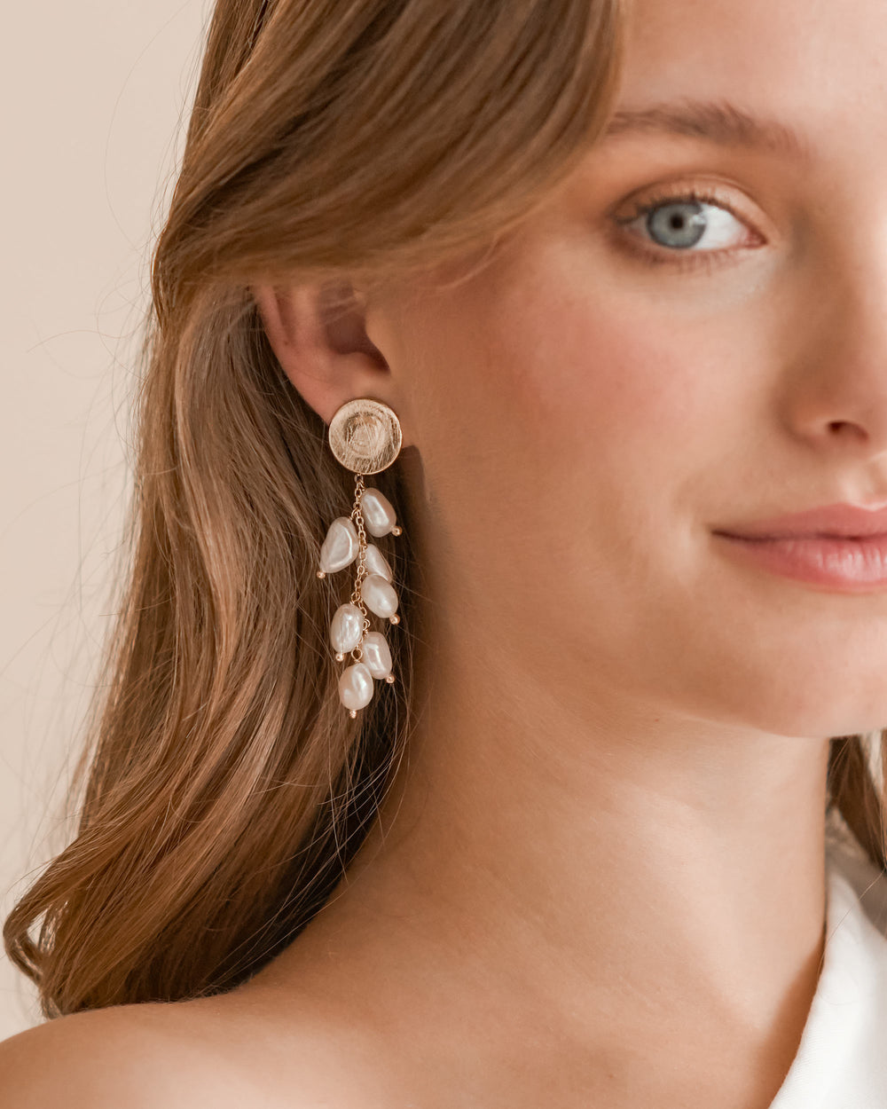 Gold and pearl dangle earrings 