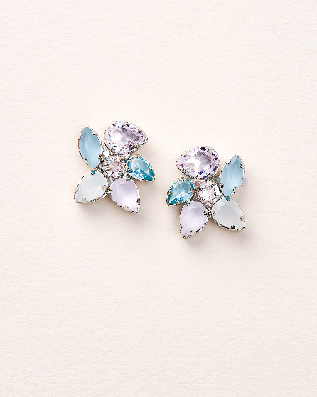 Earrings with multicolored gemstones 