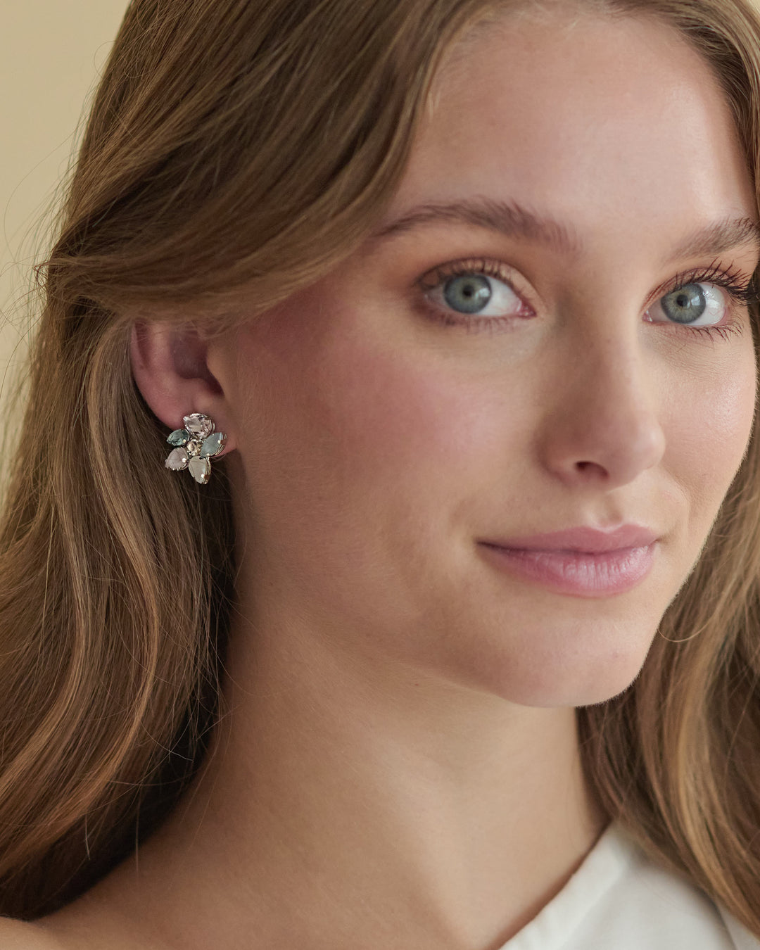Earrings with multicolored gemstones 