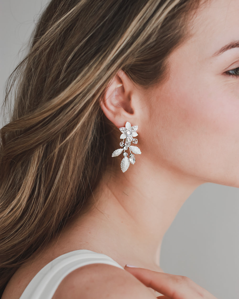 Oorbellen dames | Oorstekers | Rhodium plated hangend bloemetje met Oorbellen dames | Oorstekers | Rhodium plated hangend bloemetje met