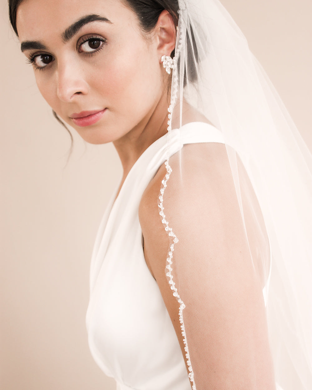 ELAWBTY Womens 1 Tier Fingertip Length Short Crystal Beaded Wedding Bridal Veil with Comb X09
