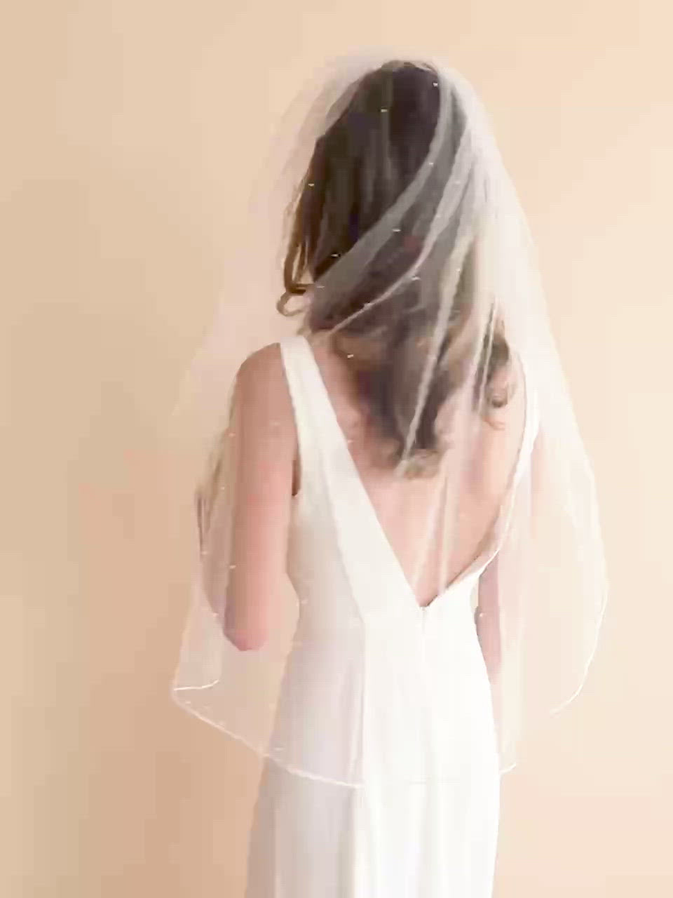 36 Fingertip-Length, Single-Layer Wedding Veil with Scattered Pearls and  Crystals – Uniquely Inviting